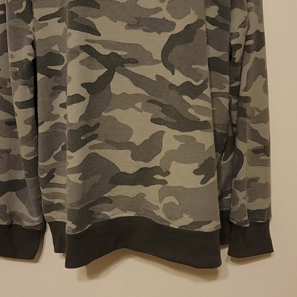 Splendid camo pullover size large - image 2